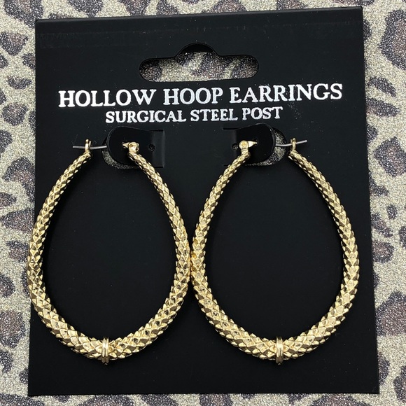 🌼 Diamond Cut Hollow Hoop Gold Oval Earrings - Picture 1 of 3